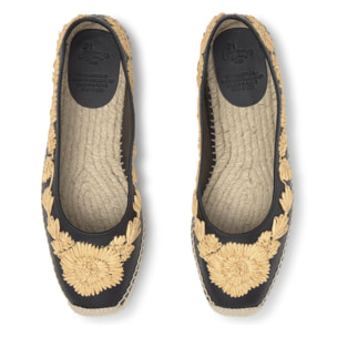 Alpargata Paris plana estilo bailarina en napa con motivos florales bordados