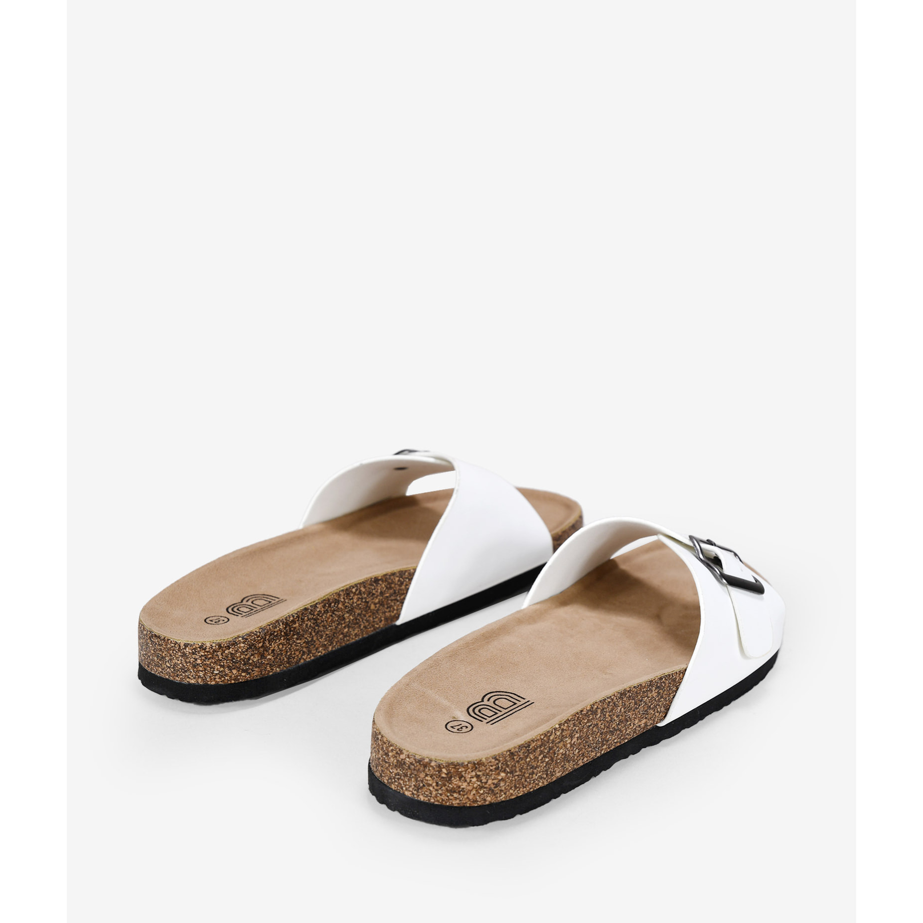 Sandalias planas blancas con suela de corcho y hebilla