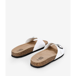 Sandalias planas blancas con suela de corcho y hebilla