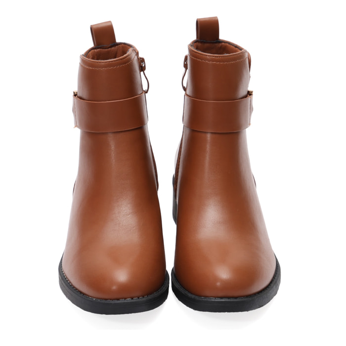 Stivaletto in simil pelle con fibbia dorata