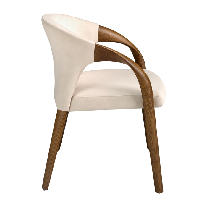 Silla con reposabrazos tapizado en tela aterciopelada en crema sus patas de madera en nogal 62x61x78cm