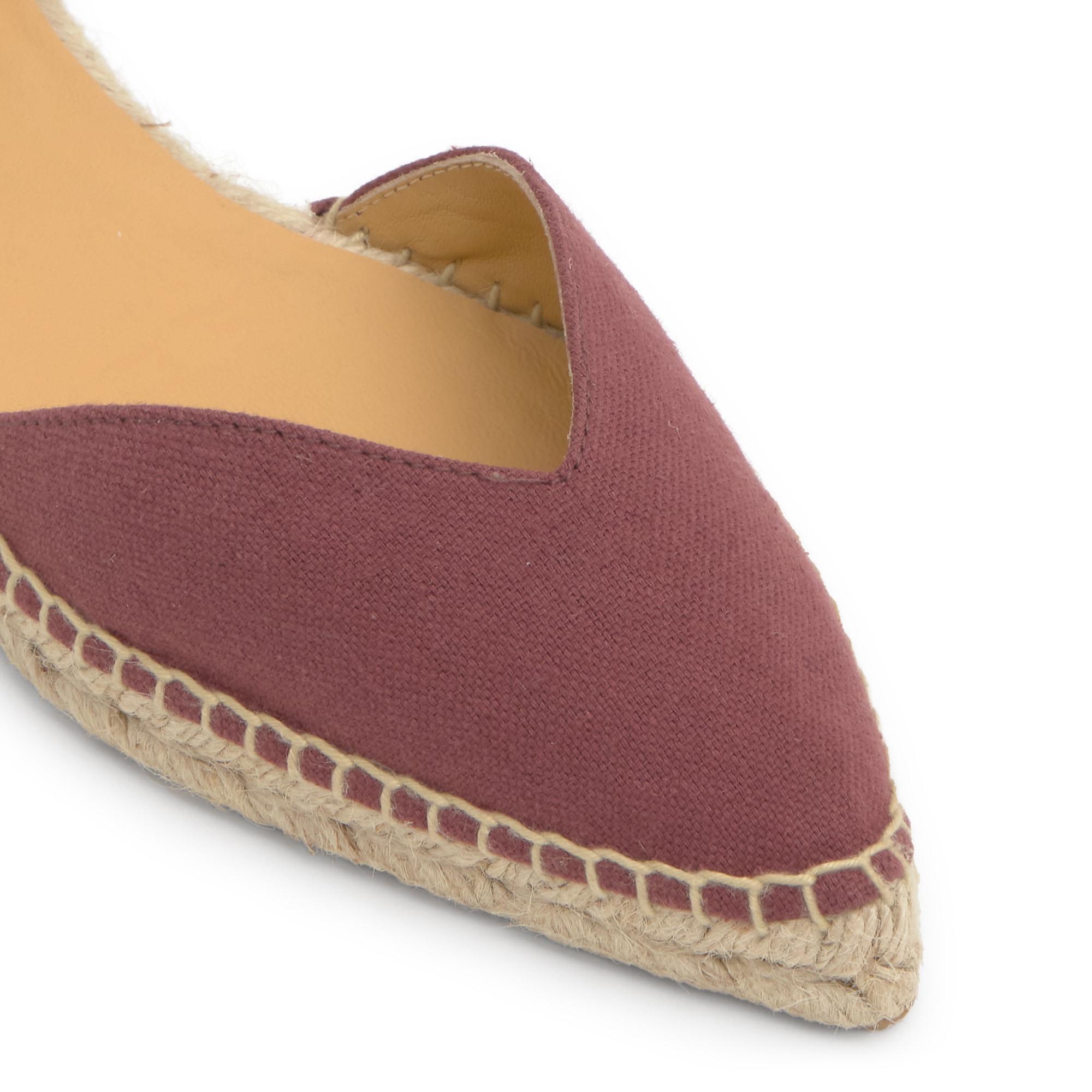 Alpargata plana Brava en lino con cintas, escote en V y punta afilada