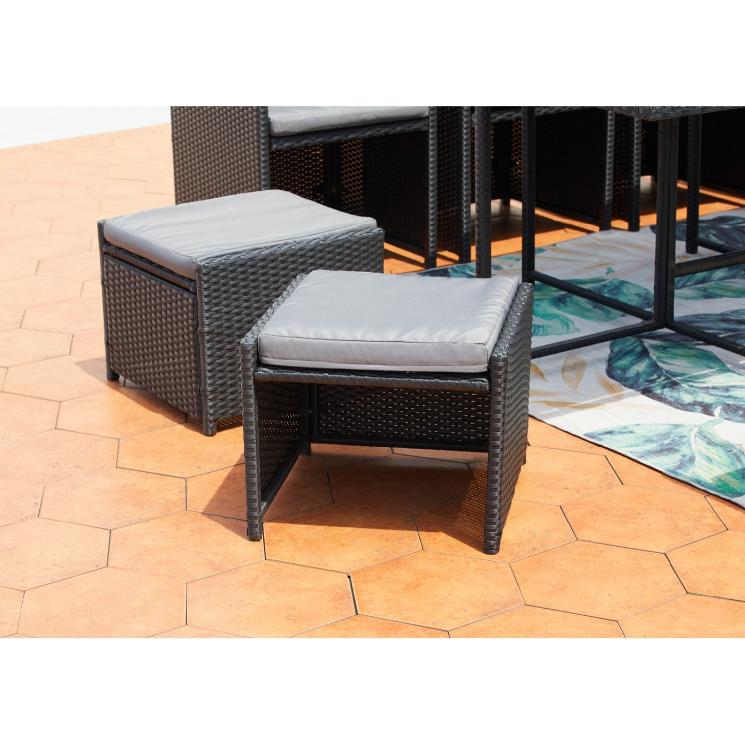Table et chaises 8 places encastrables en résine noir-gris REGINA