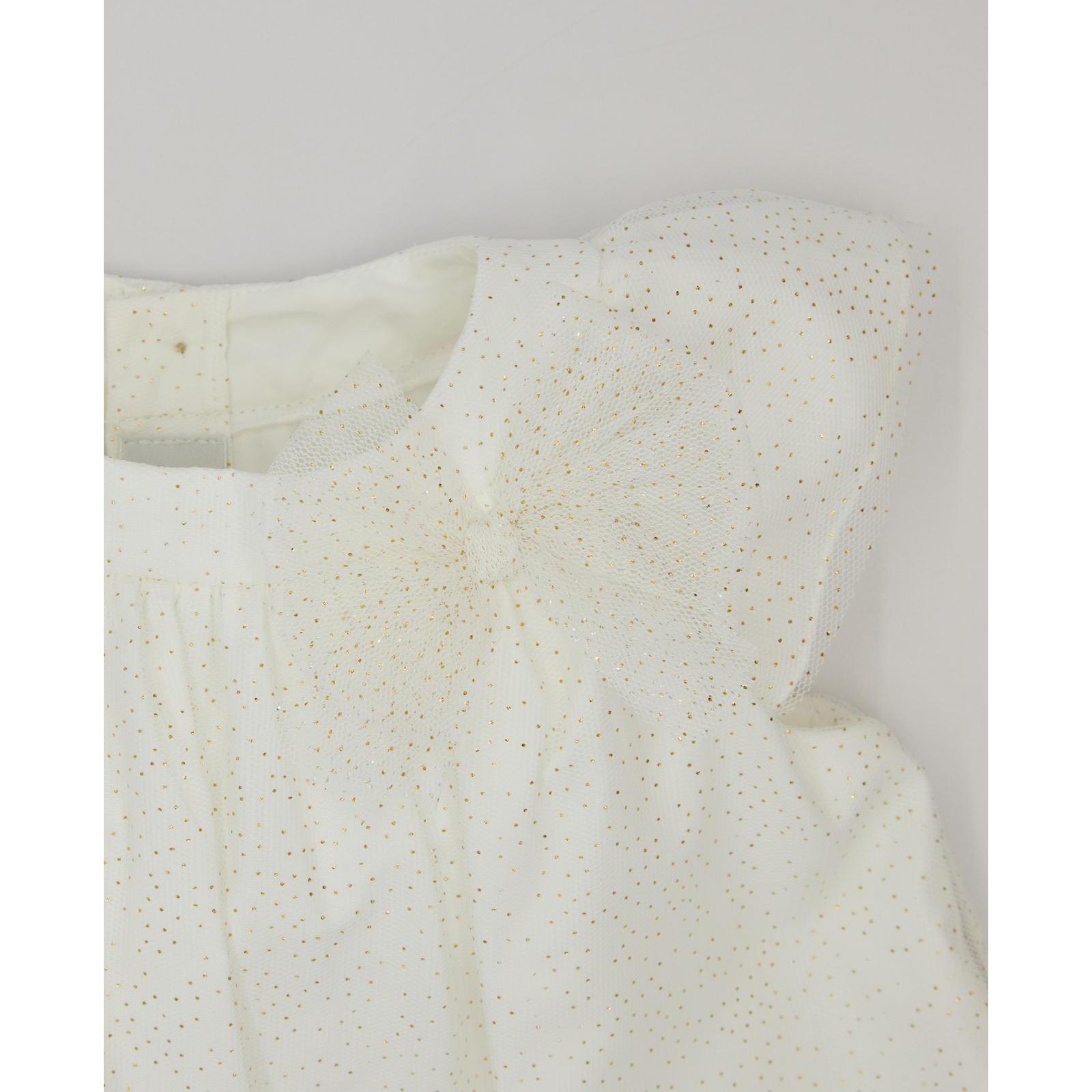 Vestido de tul con glitter. Cuello fruncido y lazo.