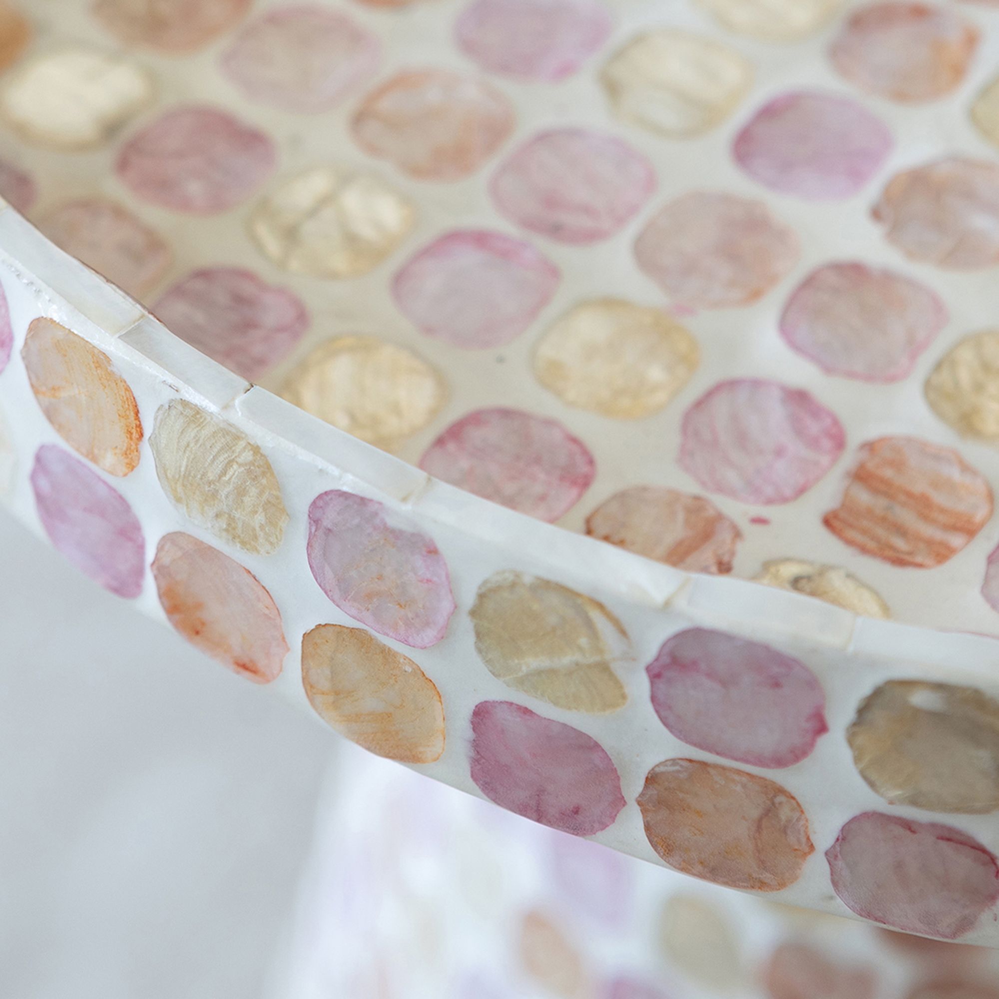 Table d'appoint en coquille de capiz rose ELORA