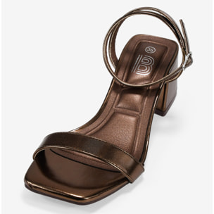 Sandalias de tacón marrones metalizadas con hebilla