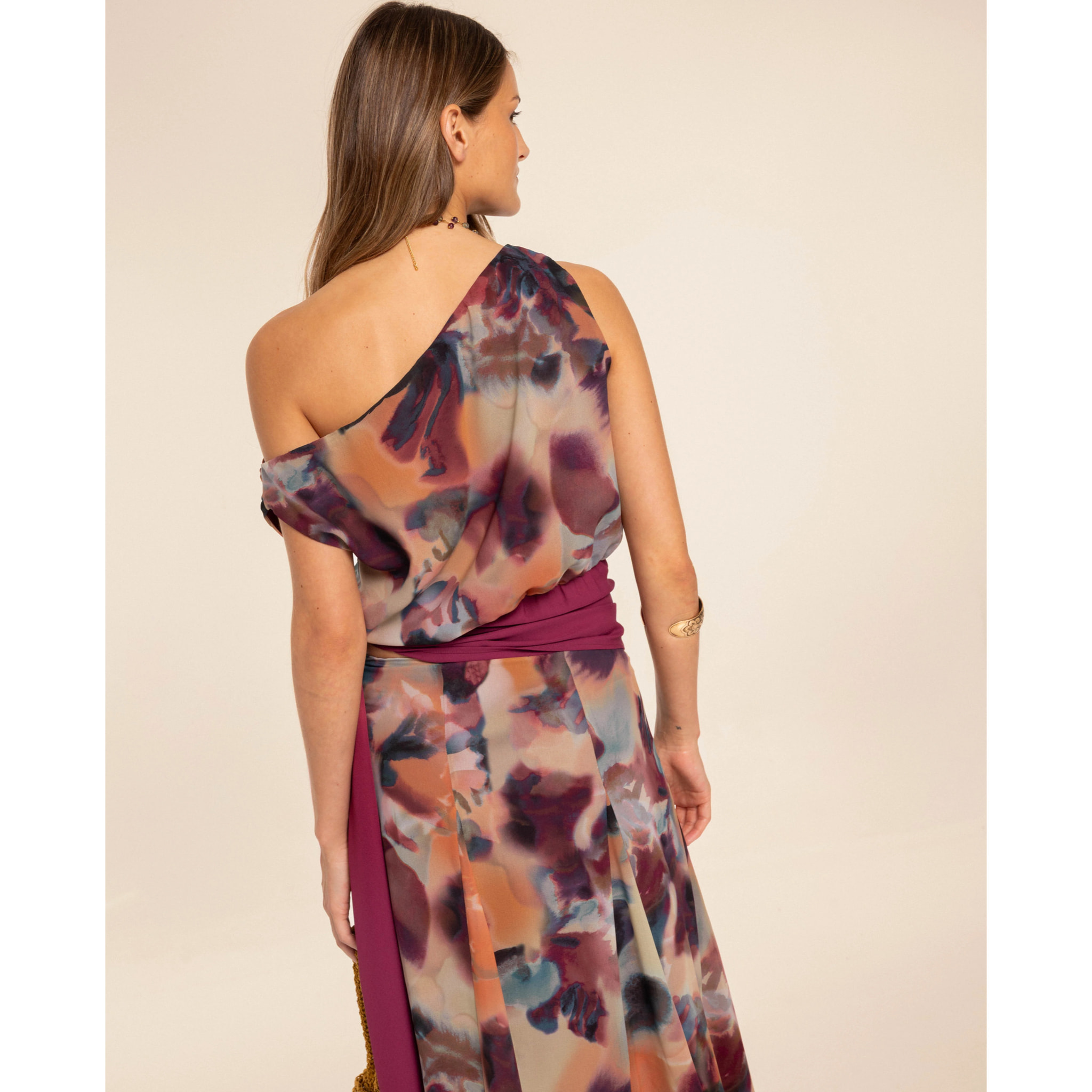 Blusa asimétrica con fajín de mujer