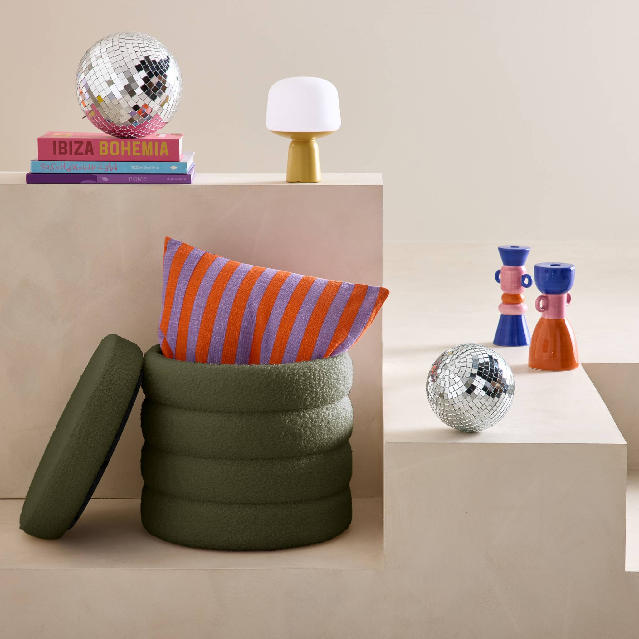 Tabouret en bouclettes kaki avec coffre de rangement intégré