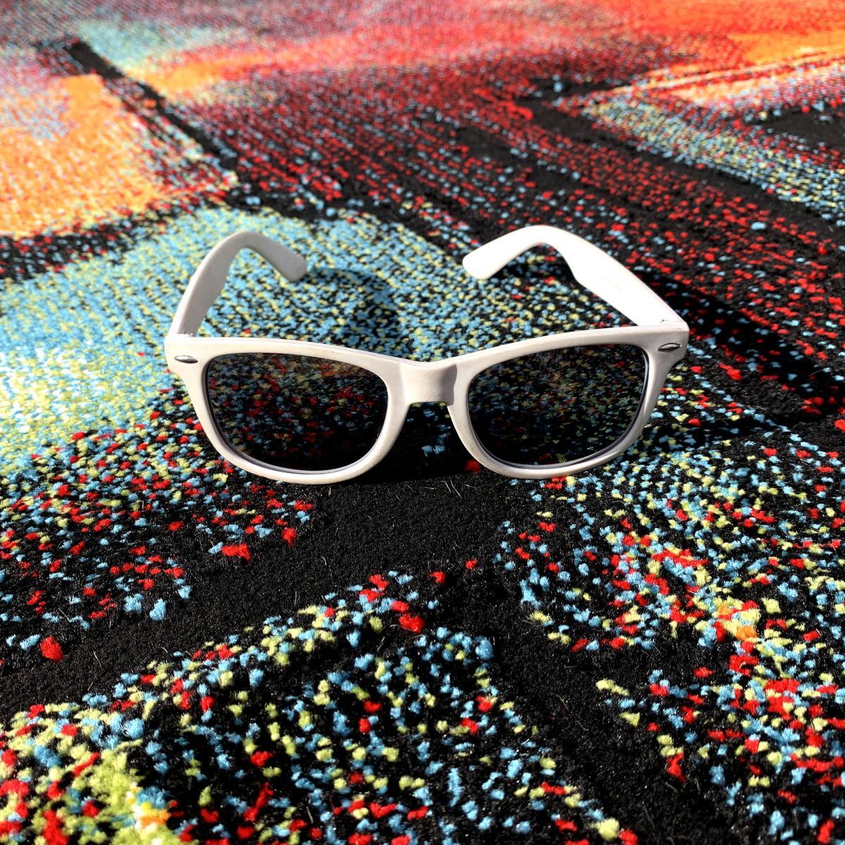 Petit tapis aux motifs multicolores abstraits