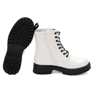 Anfibi in simil pelle verniciata con stringhe