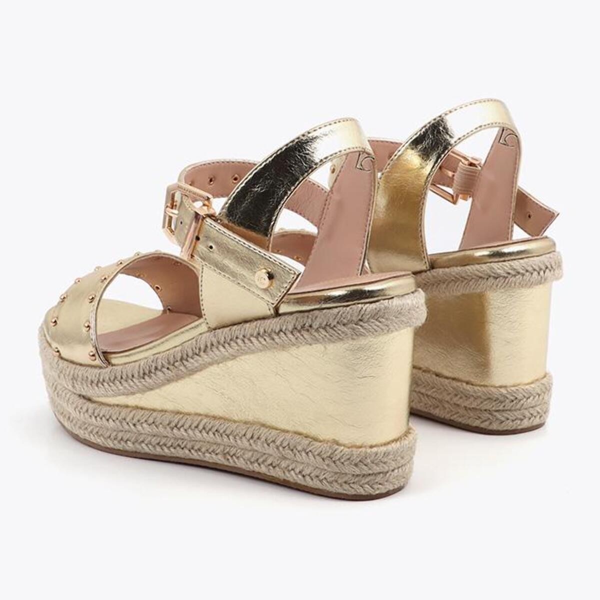 Scarpa con zeppa con suola effetto rafia e dettagli metallici