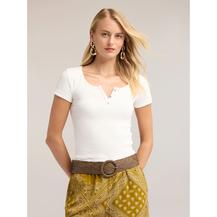 Motivi - T-shirt con scollo a serafino e bottoni gioiello - Bianco