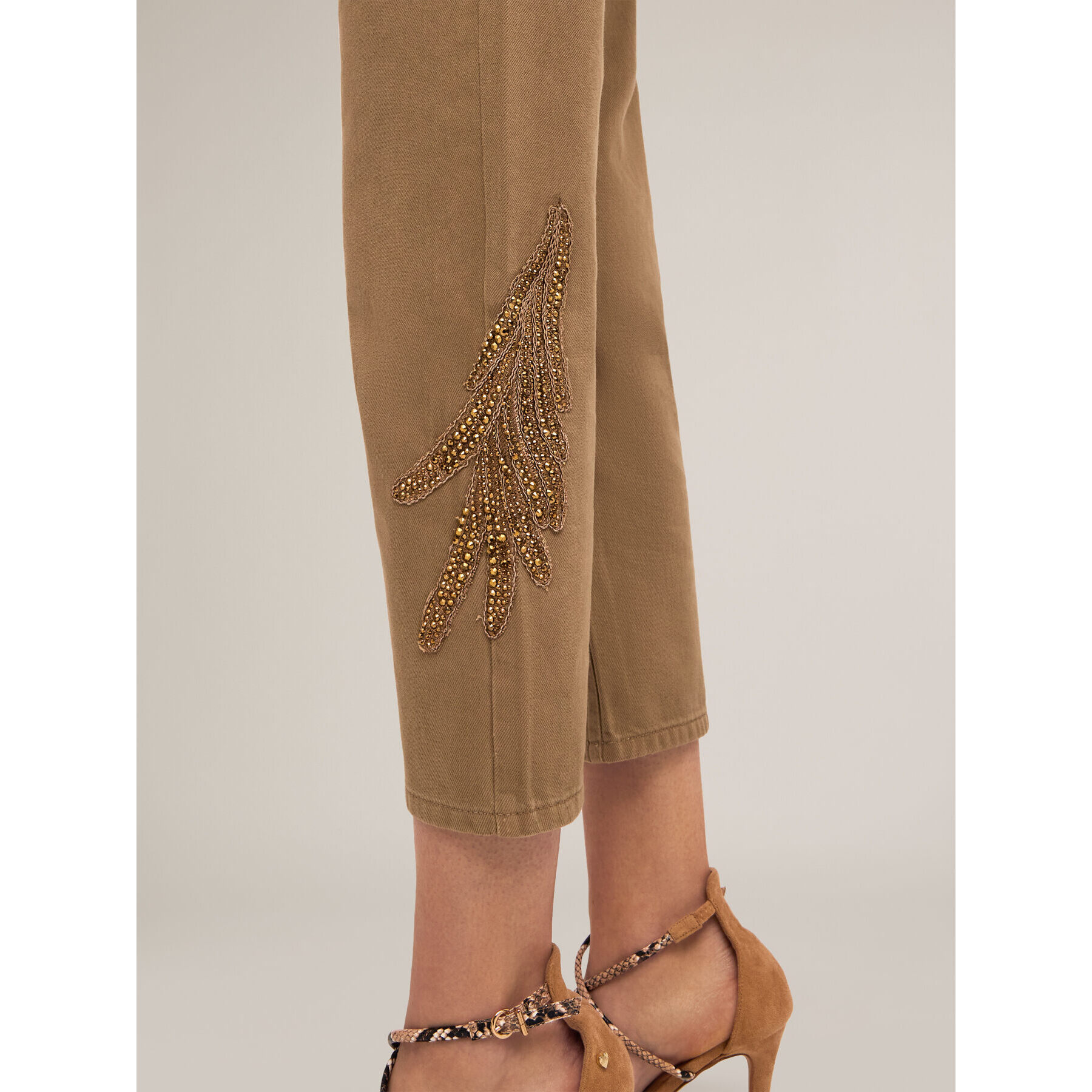 Motivi - Pantalón chino con parche bordado - Verde militare