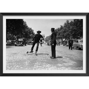 Affiche photo Ski à roulette au Champs Elysée - Paris, 1953 Affiche + cadre en bois - Noir