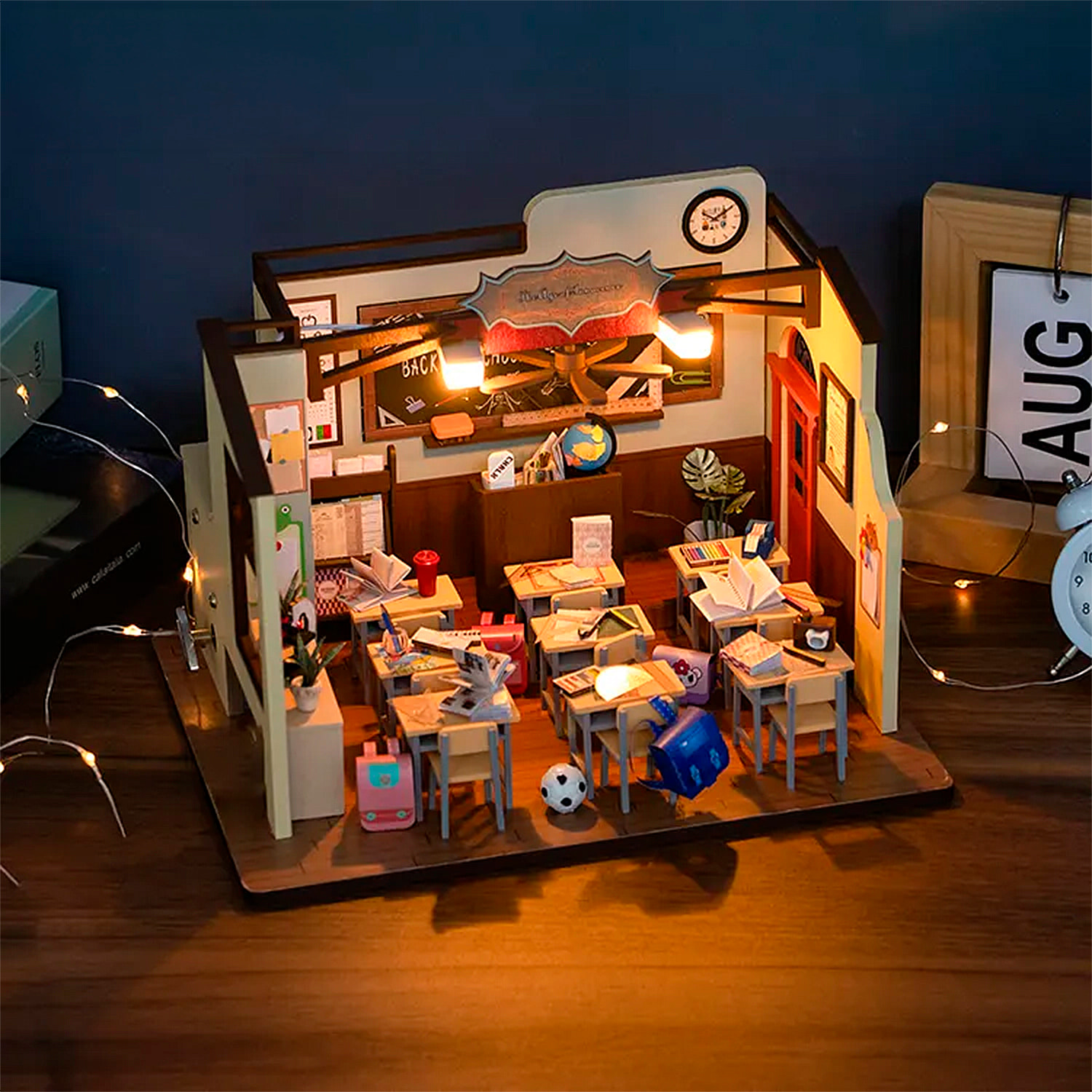 Clase de escuela. Maqueta 3D realista con gran detalle y luces led.