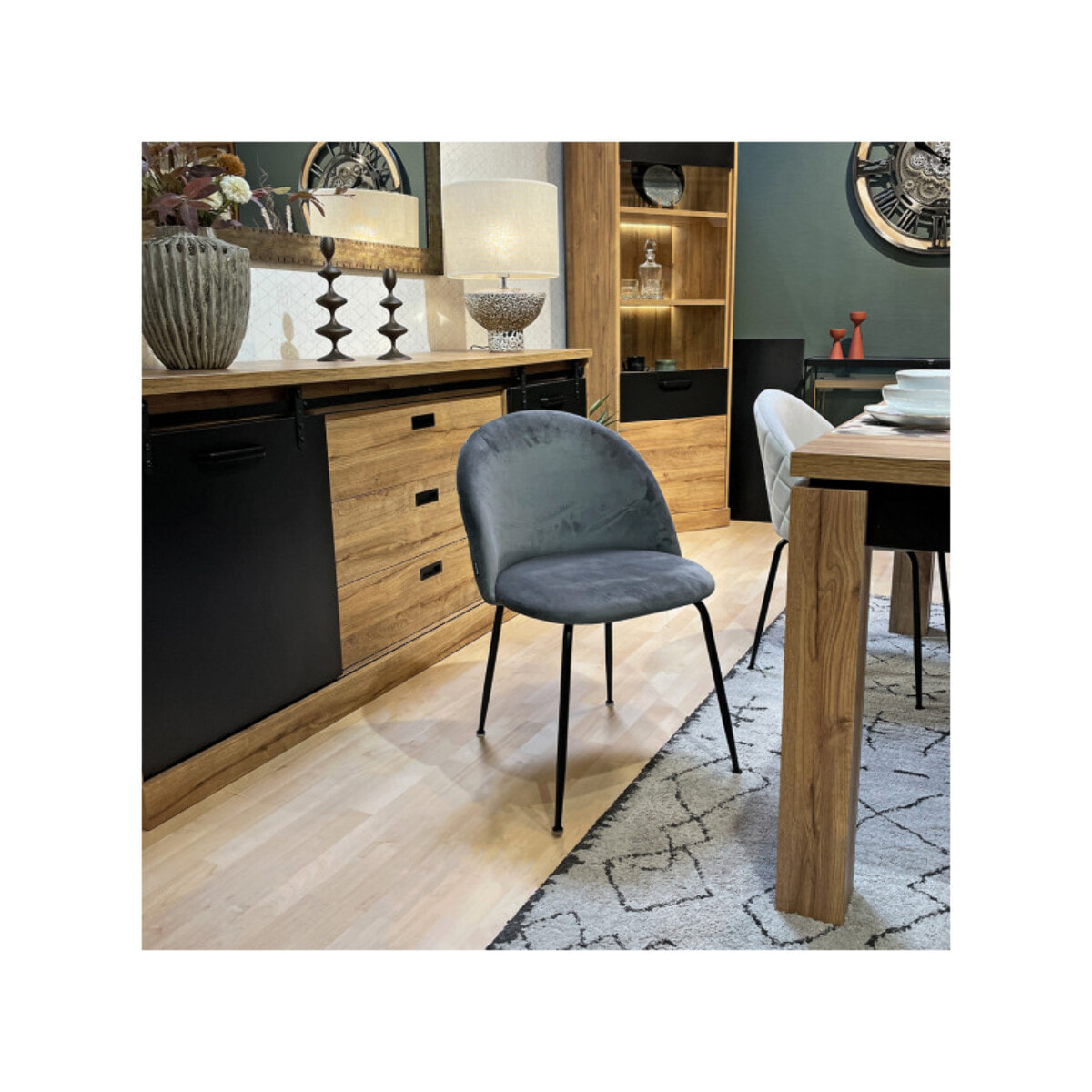 Chaise de repas tissu velours dossier capitonné pieds métal – CLEA 2