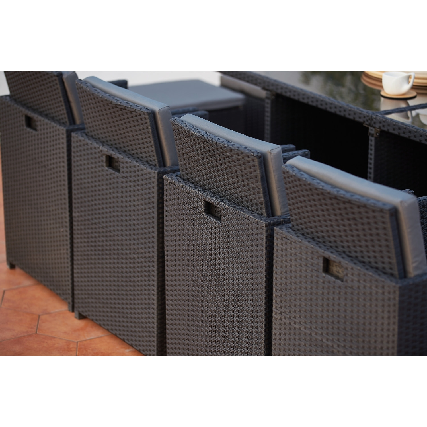 Table et chaises 12 places encastrables en résine noir/gris DALMA