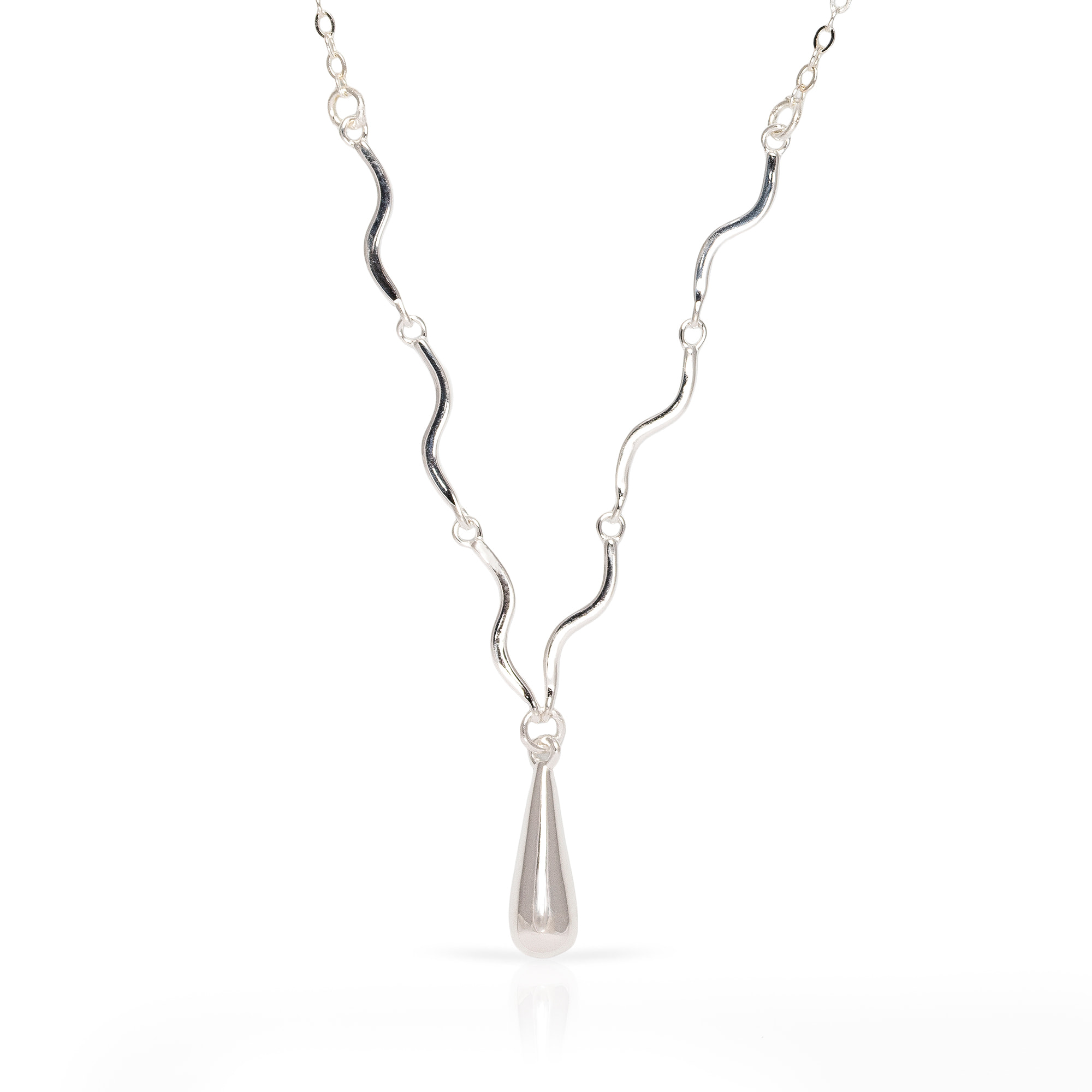 Collar de plata de ley 925 con colgante de gota y cierre de resorte.