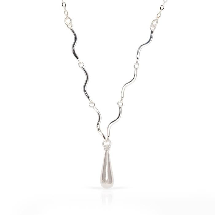 Collar de plata de ley 925 con colgante de gota y cierre de resorte.