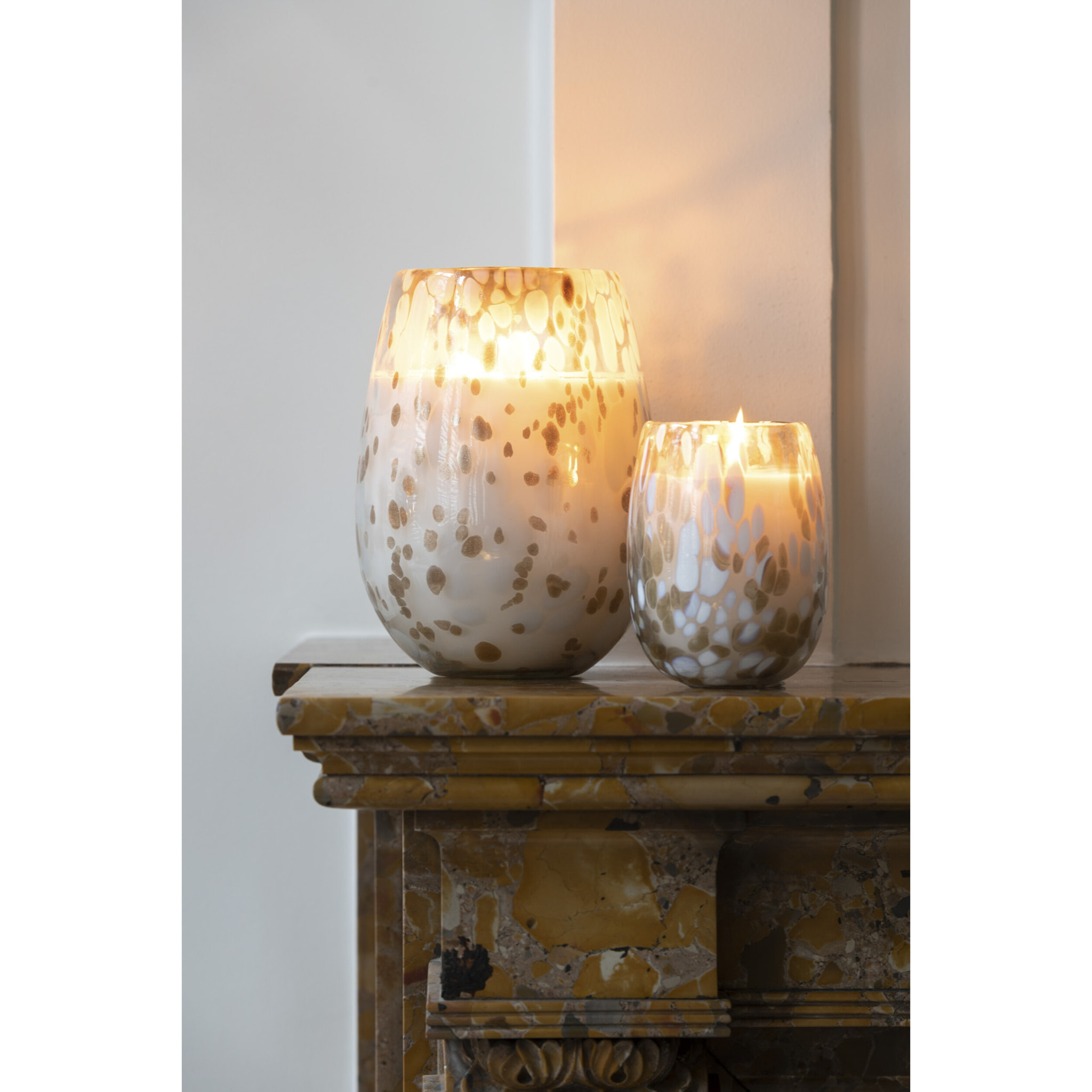 J-Line bougie parfumée Mia - Osmanthus & Suede - verre - blanc/mix - large - 230H