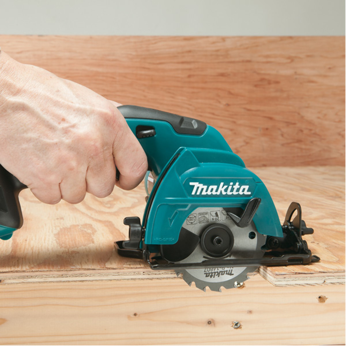 Sierra circular 10.8V Li-ion 4.0Ah CXT Ø85 mm MAKITA - HS301DSMJ