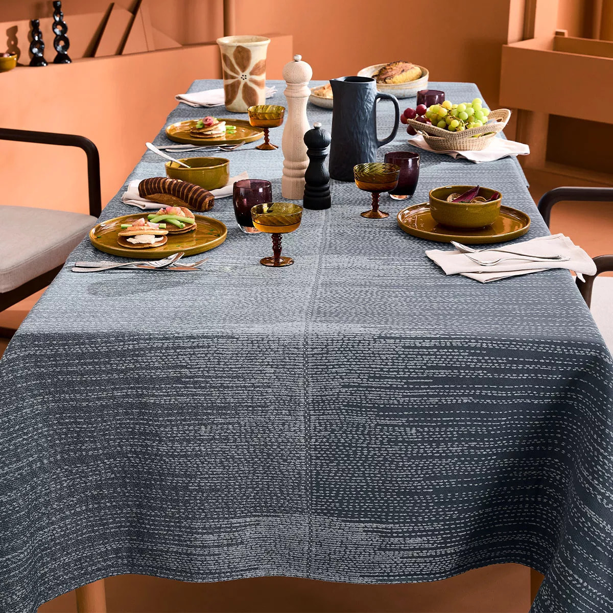 Nappe pur coton lavé motif jacquard bleu beige Cascades mineral