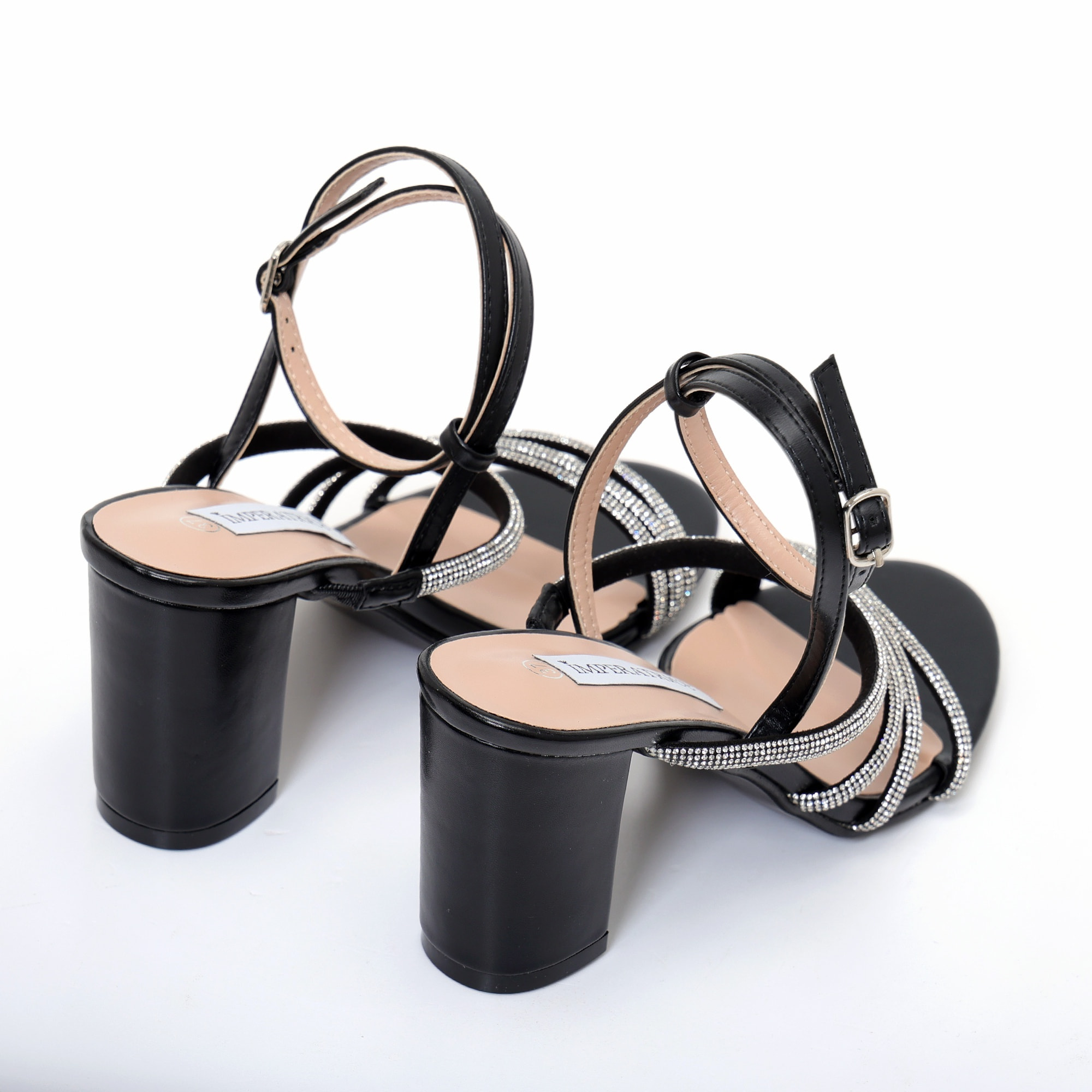 Sandali in simil pelle con tacco comodo e fasce ricoperte di strass