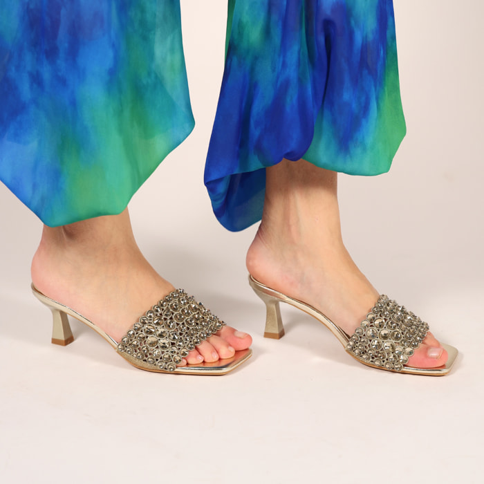 Sandali in simil pelle con tacco a rocchetto e fascia gioiello