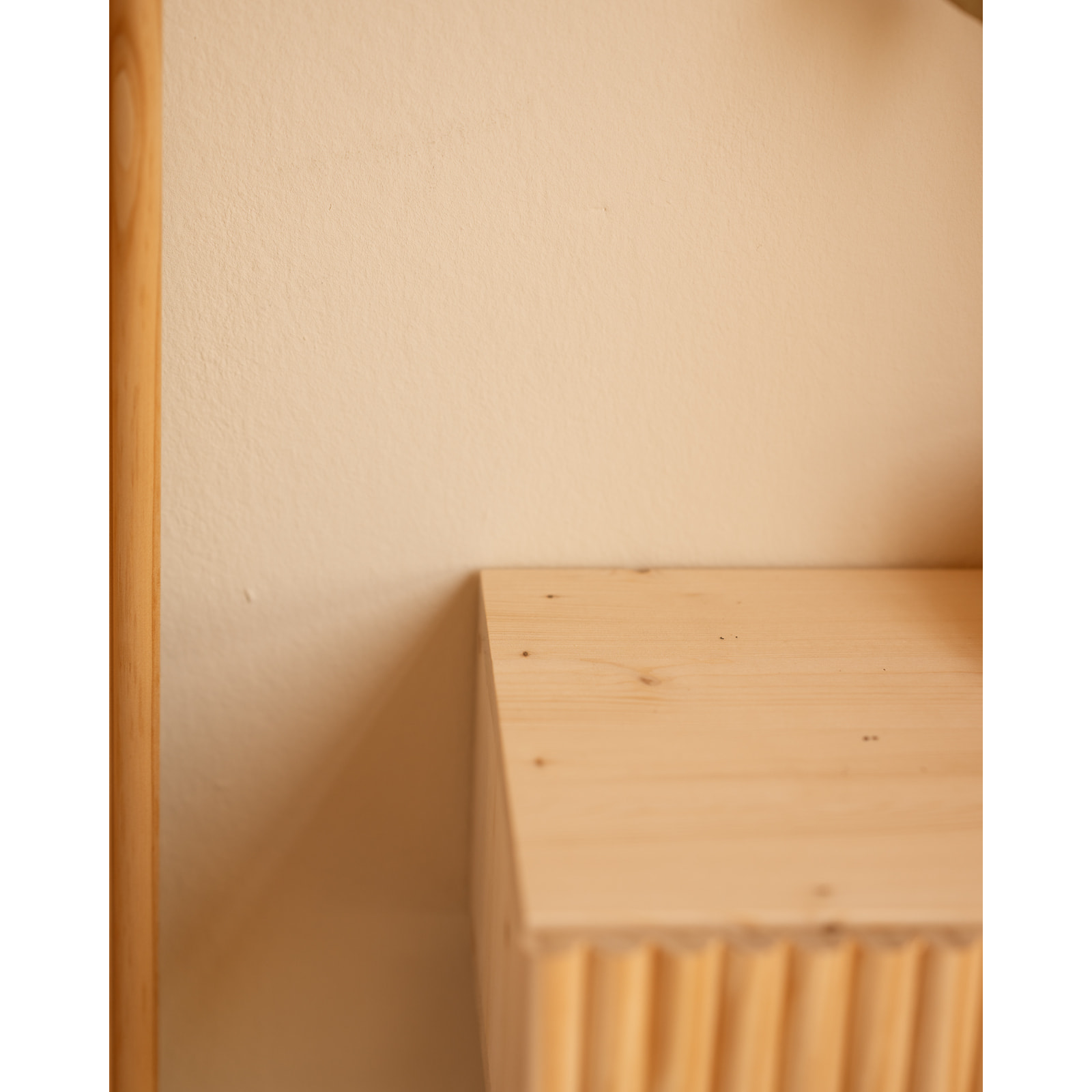 Mesita de noche de madera maciza flotante en tono natural de 40cm Alto: 15 Largo: 40 Ancho: 25.5