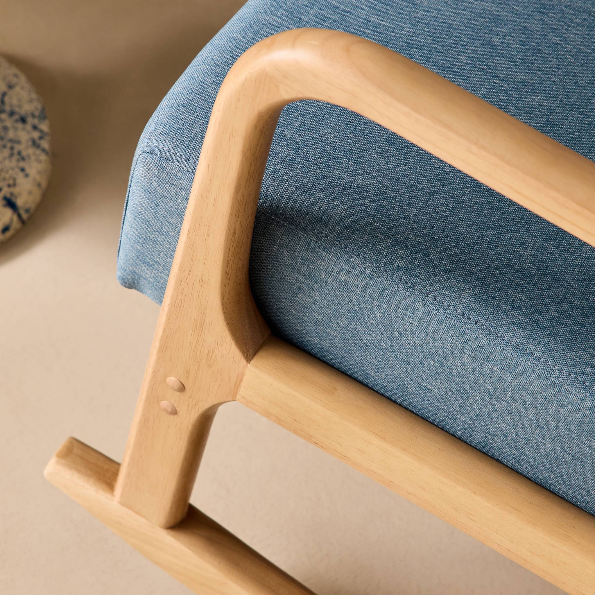 Rocking chair scandinave bois d'hévéa et tissu LORENS