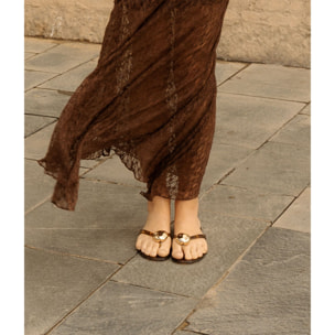Sandalias de dedo marrones con aplique metálico