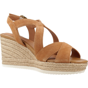 Alpargatas Mujer de la marca GEOX  modelo D35GVC MARRON CLARO