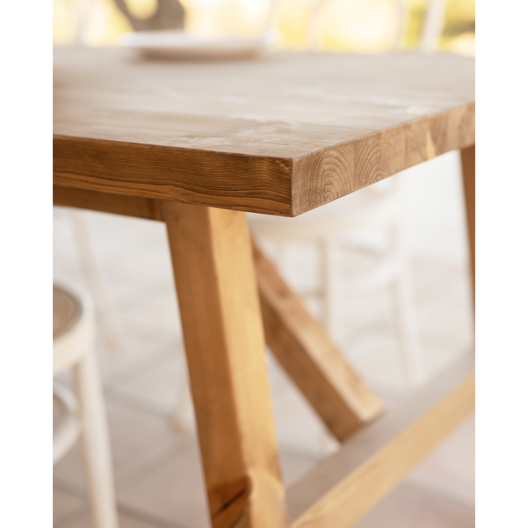 Mesa de comedor de madera maciza en tono roble oscuro de varias medidas