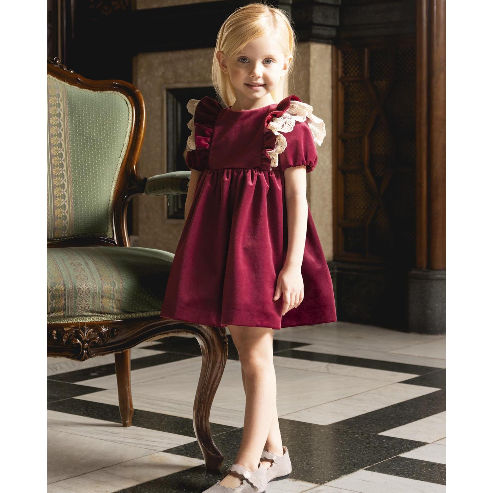 Vestido con manga farol y puntilla en hombros de terciopelo granate