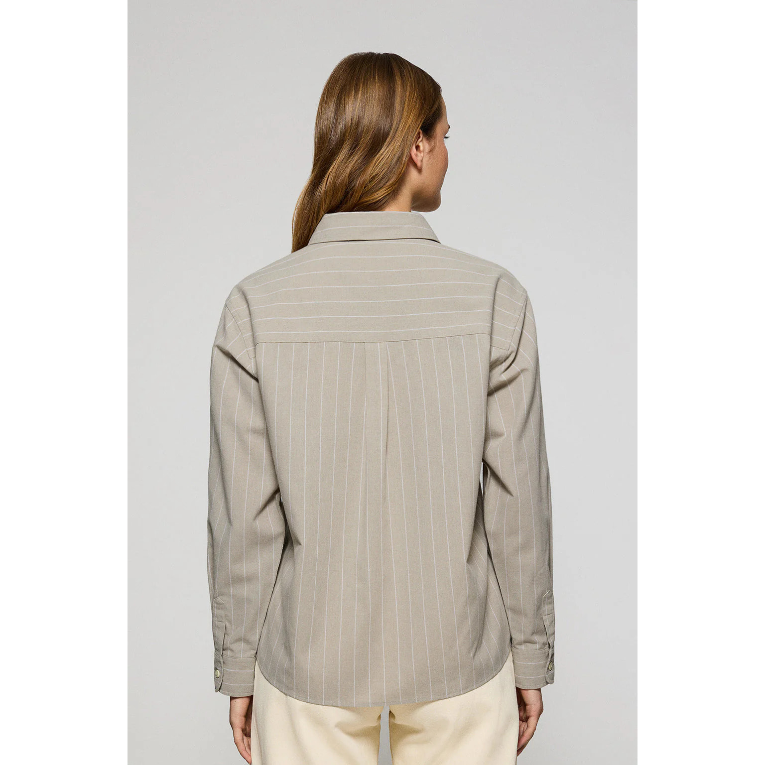 Camisa beige Scarlet a rayas loose fit con botón nacarado