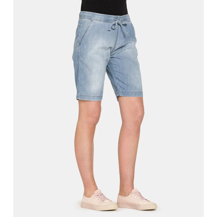 BERMUDA CON ELASTICO IN VITA E LACCETTO. Vita e gamba regolare.