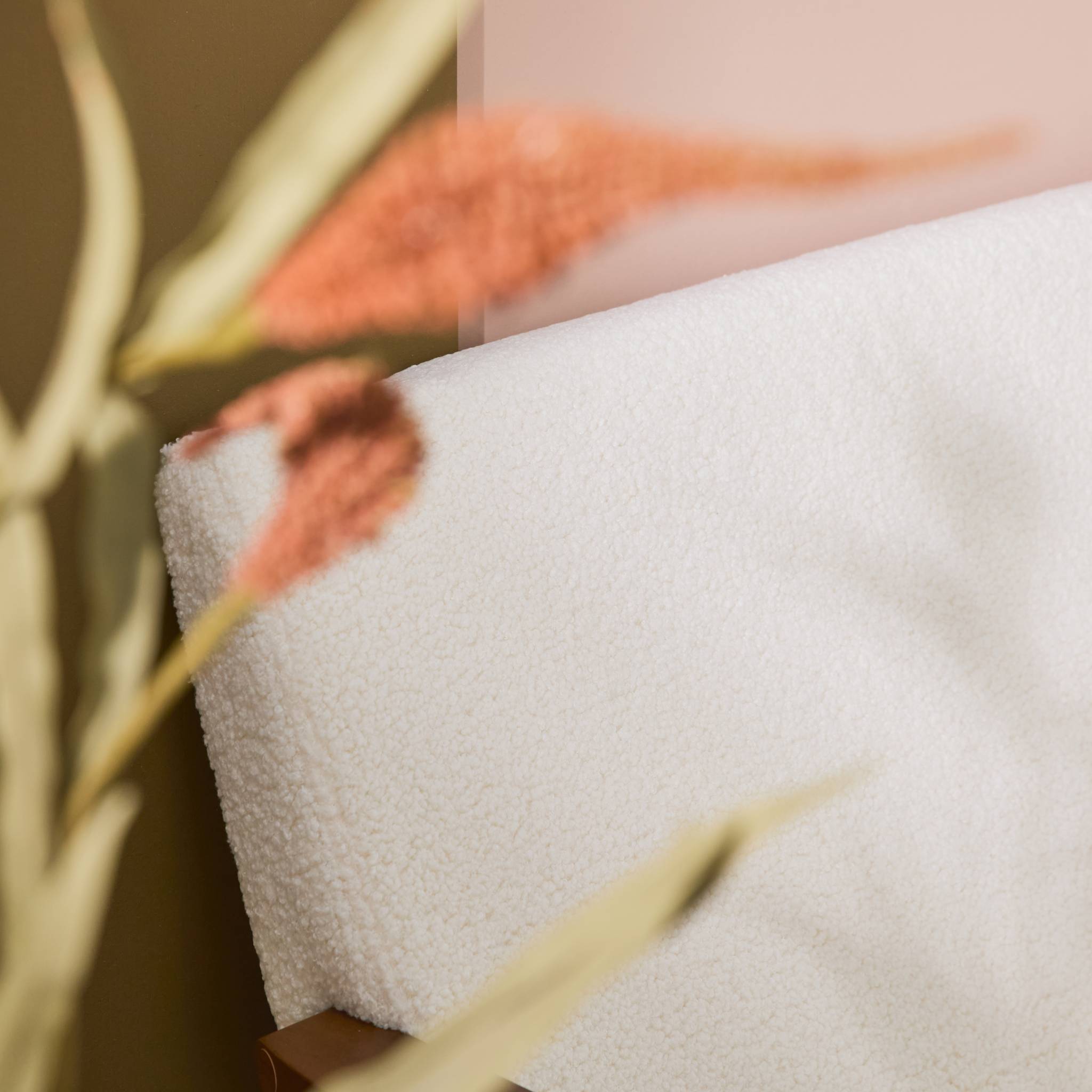 Canapé banquette 2 places et fauteuil tissu bouclette. pieds teinté noyer clair