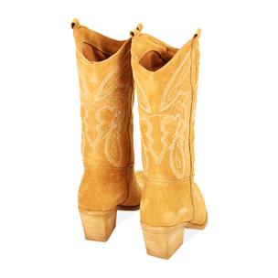 Stivali texani cognac in camoscio, tacco 7 cm