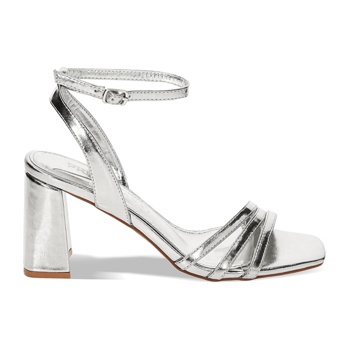 Sandalias con tacón plateado en laminado