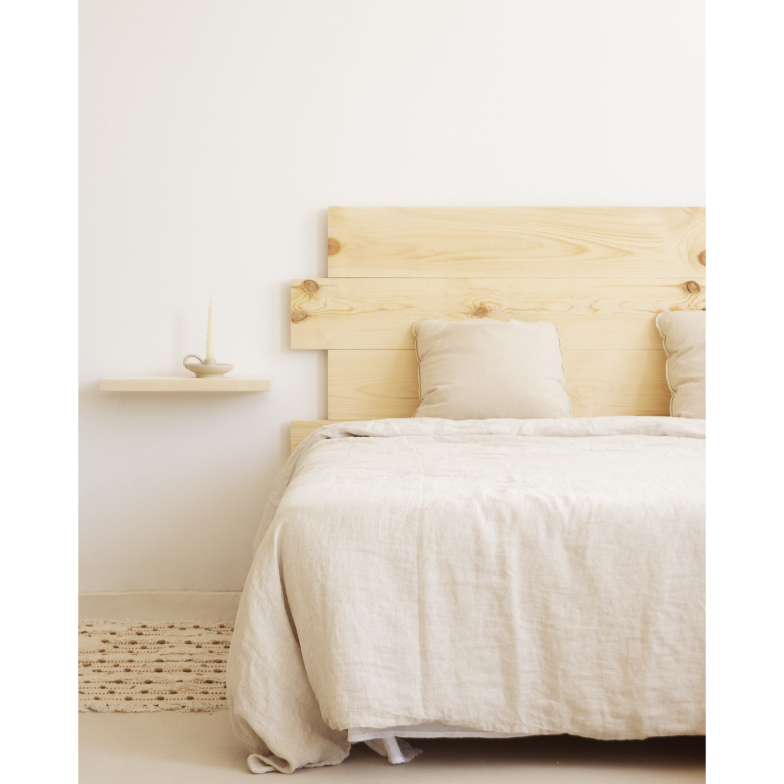 Mesita de noche de madera maciza flotante en tono natural de 45cm Alto: 3.2 Largo: 45 Ancho: 19.7