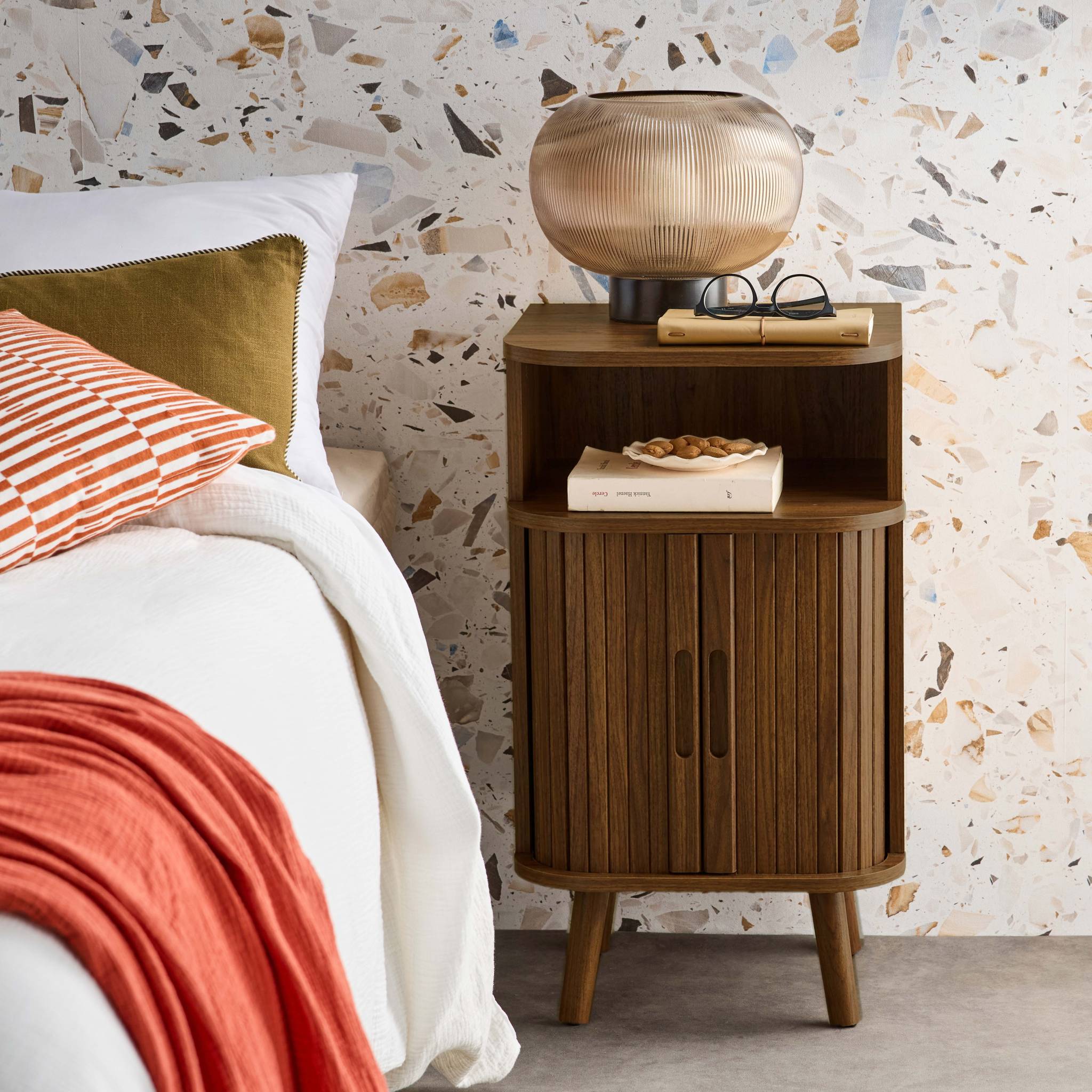 Table de chevet 2 portes coulissantes + 1 niche effet bois rainuré. L 40 x P 40 x H 70cm