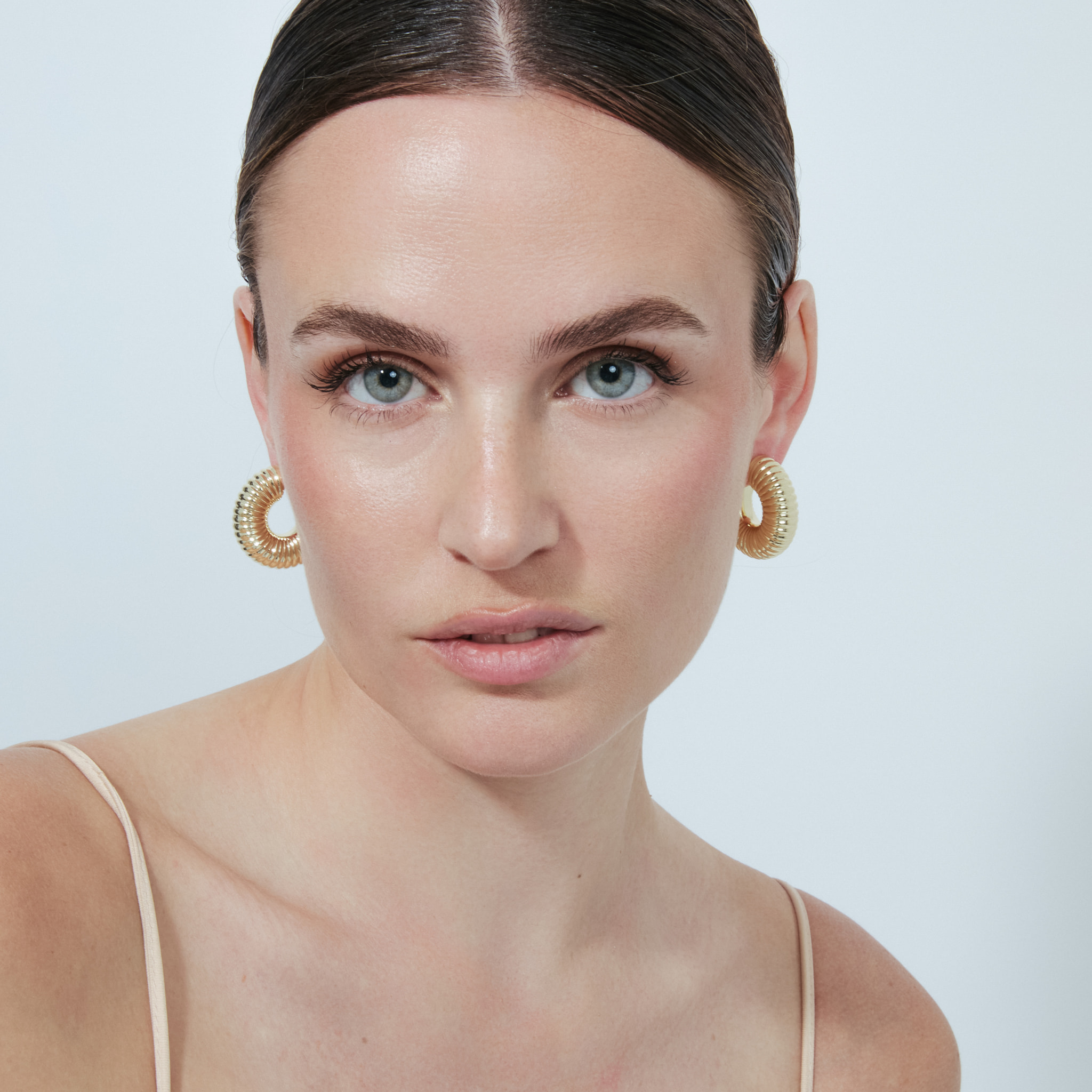 Pendientes Namalor acabado oro amarillo 18k