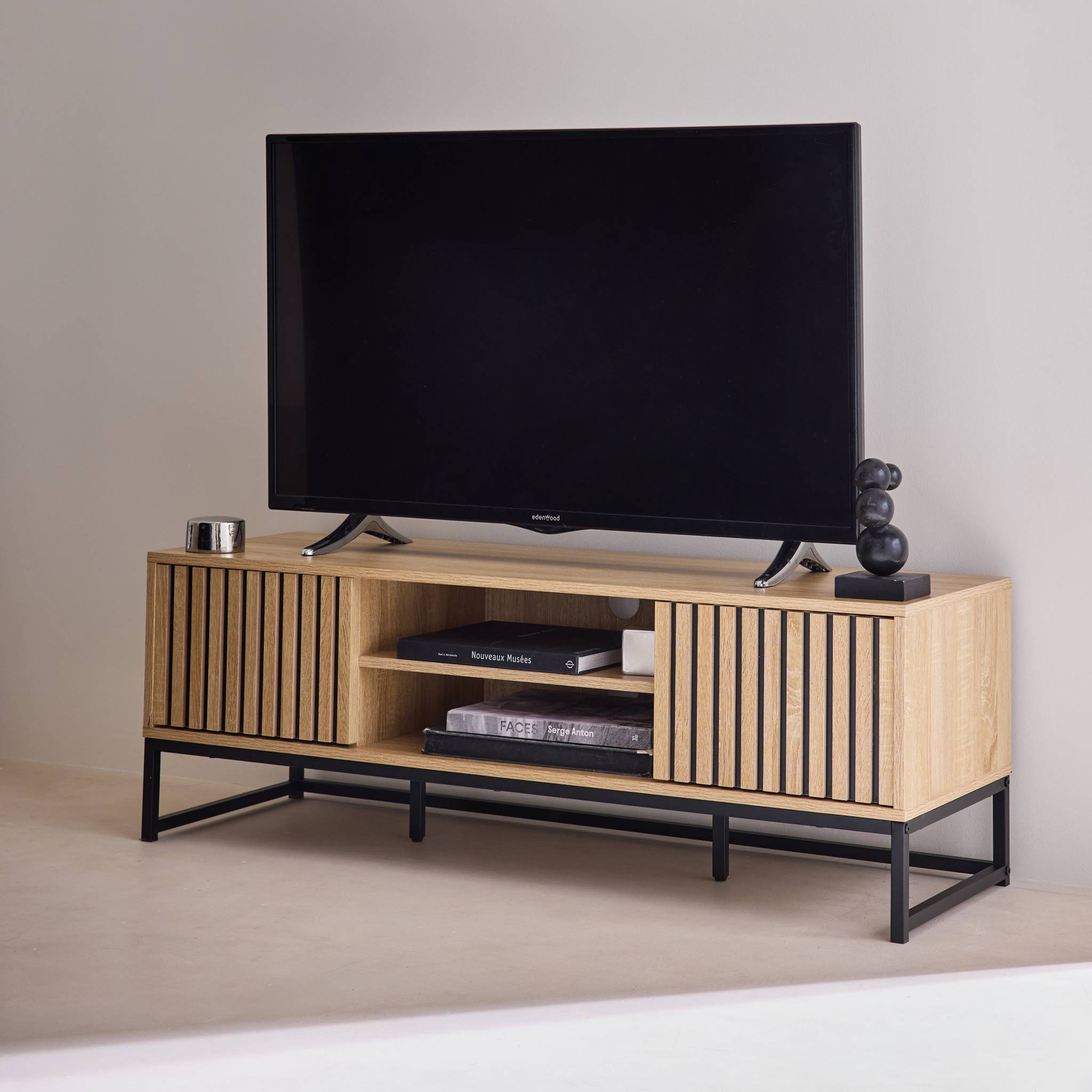 Meuble TV en décor bois rainuré L 120cm et piètement en métal noir. système d'ouverture par pression