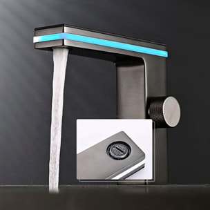 Grifo moderno para lavabo con pantalla LED, luz ambiental de 270º, funcionamiento hidroeléctrico e indicador de temperatura.