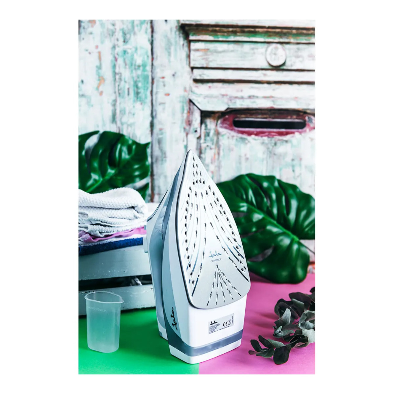 Plancha de vapor JATA PL1058C con suela cerámica. Autolimpieza. Antical. 3000 W