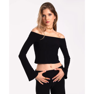 Top de manga larga con hombros al descubierto.