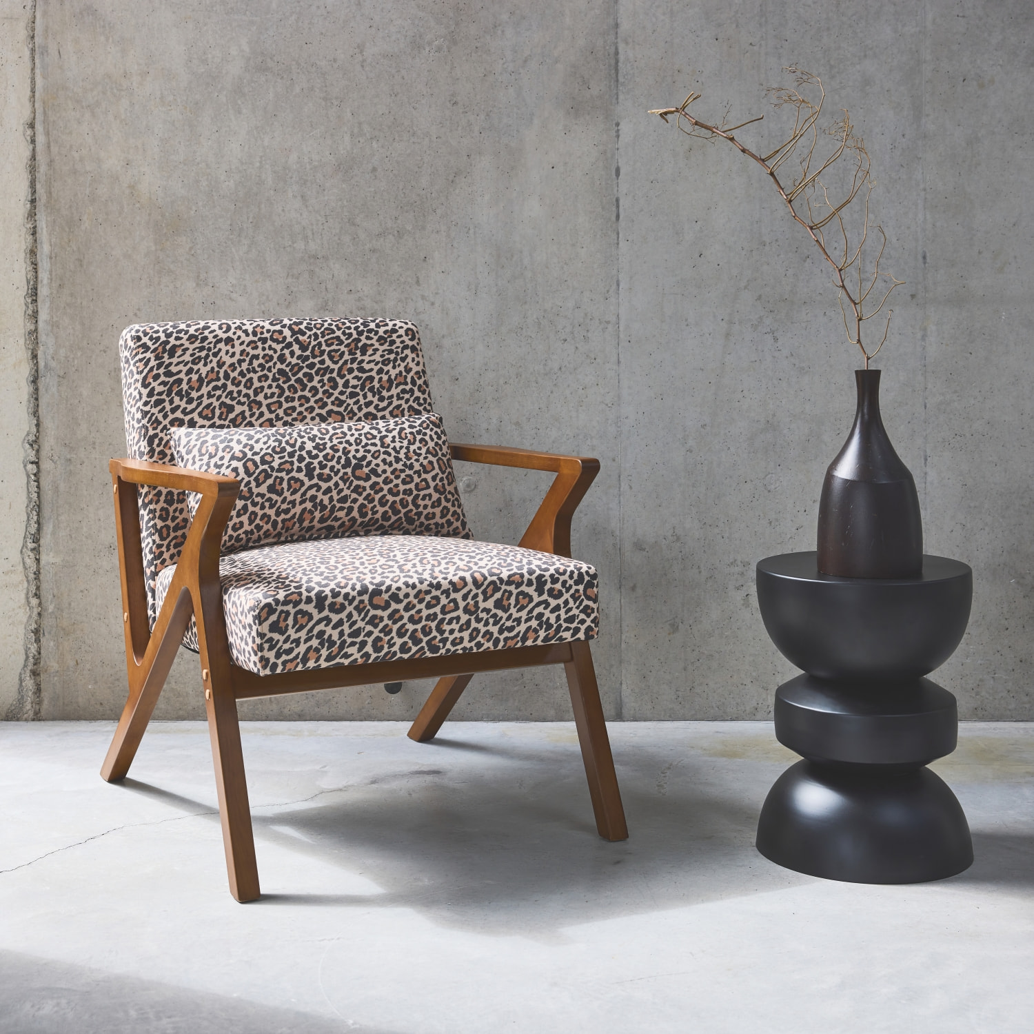 Fauteuil scandinave bois d'hévéa et imprimé léopard ANTOINE
