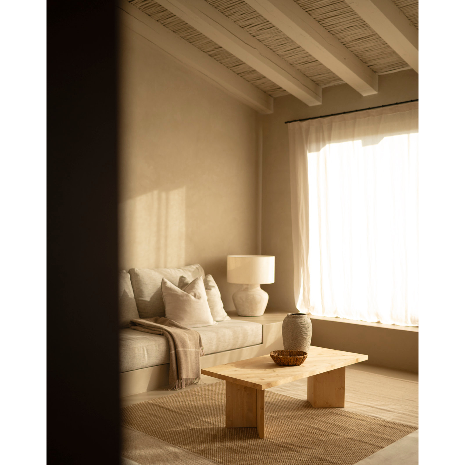 Mesa de centro de madera maciza en tono roble medio de 120x55cm Alto: 40 Largo: 120 Ancho: 55