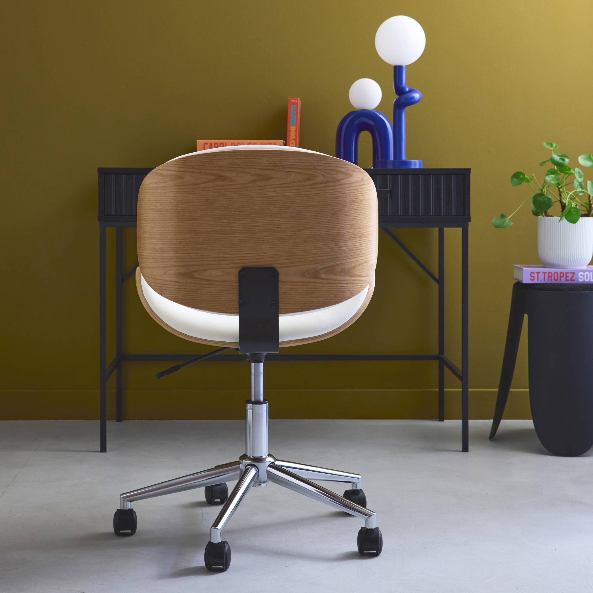 Chaise de bureau à roulettes bois courbé avec placage effet chêne et assise blanche