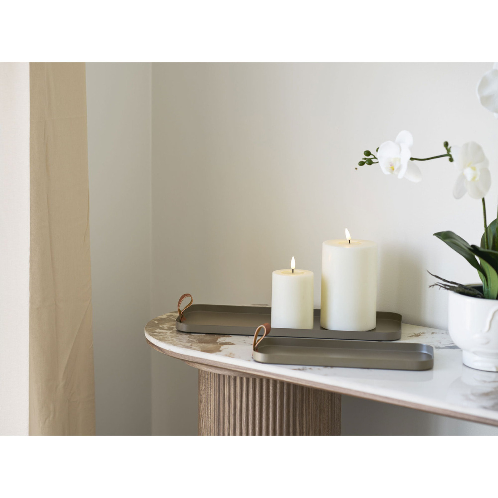 Set 2 vassoi rettangolari in acciaio marrone con manico in pelle — Vikasa Home